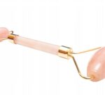 Gua Sha Roller wałek do masażu twarzy wykonany z kwarcu różowego