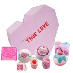 True Love Gift Box zestaw kosmetyków Kula Musująca 3szt + Mydełko Glicerynowe 2szt + Maślana Babeczka 2szt + Balsam do ust 1szt