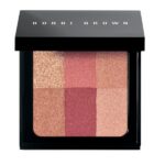 Brightening Brick rozświetlający róż do policzków w kompakcie 6 Cranberry 6.6g